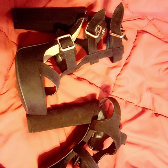 Suede heels - Picture 2 of 4